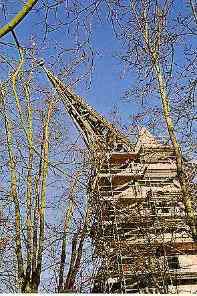 Turmspitze durch
Sturm geknickt. Foto: Beate Kopf.